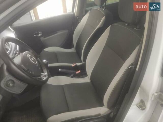 Білий Рено Кліо, об'ємом двигуна 1.46 л та пробігом 215 тис. км за 4950 $, фото 21 на Automoto.ua