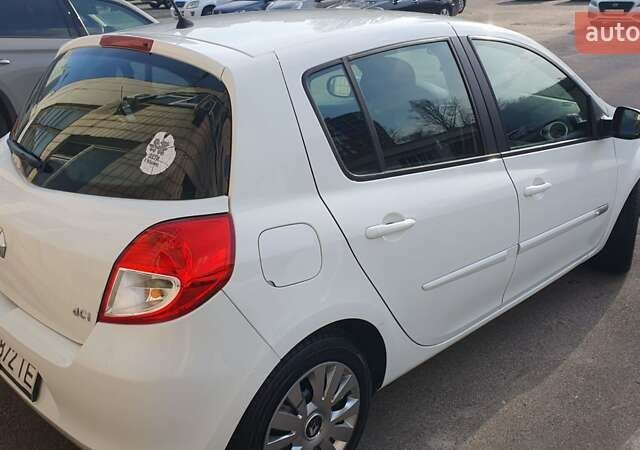 Білий Рено Кліо, об'ємом двигуна 1.46 л та пробігом 200 тис. км за 4500 $, фото 14 на Automoto.ua