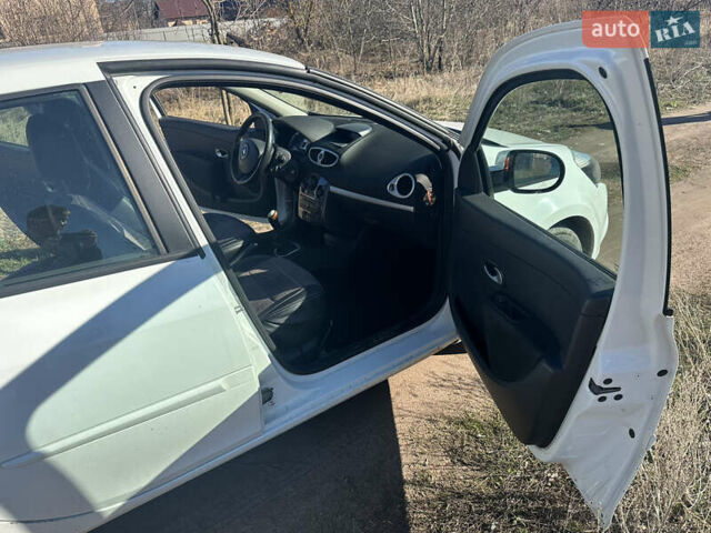 Белый Рено Клио, объемом двигателя 1.46 л и пробегом 269 тыс. км за 5500 $, фото 12 на Automoto.ua