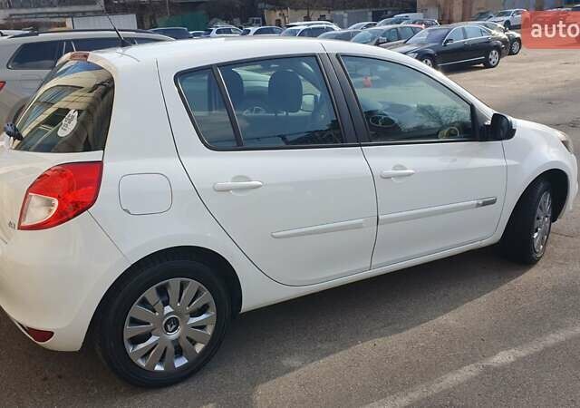 Білий Рено Кліо, об'ємом двигуна 1.46 л та пробігом 200 тис. км за 4500 $, фото 19 на Automoto.ua