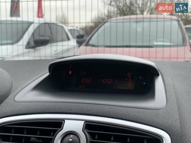 Белый Рено Клио, объемом двигателя 1.5 л и пробегом 242 тыс. км за 6499 $, фото 36 на Automoto.ua