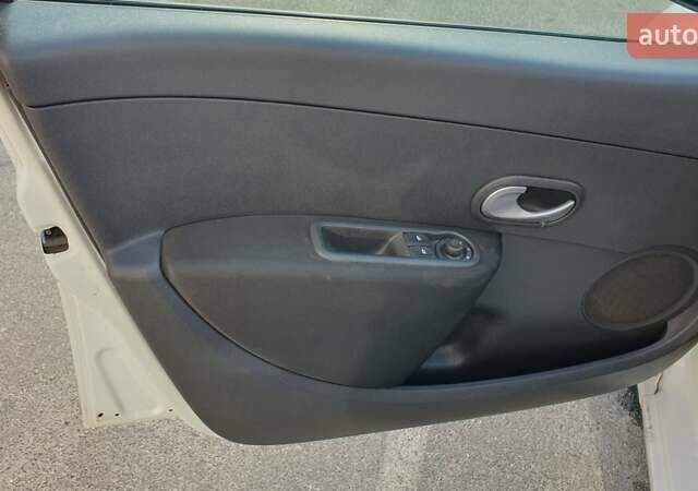 Білий Рено Кліо, об'ємом двигуна 1.5 л та пробігом 200 тис. км за 4300 $, фото 4 на Automoto.ua