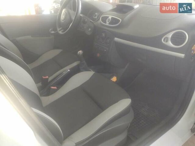 Рено Клио 2012 в Дубно на Automoto.ua Белый Рено Клио, объемом двигателя 1.46 л и пробегом 215 тыс. км за 4999 $, фото 27 на Automoto.ua