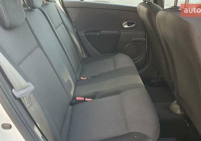 Белый Рено Клио, объемом двигателя 1.46 л и пробегом 200 тыс. км за 4600 $, фото 11 на Automoto.ua