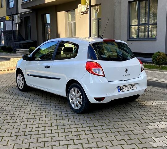 Белый Рено Клио, объемом двигателя 1.5 л и пробегом 212 тыс. км за 4600 $, фото 4 на Automoto.ua