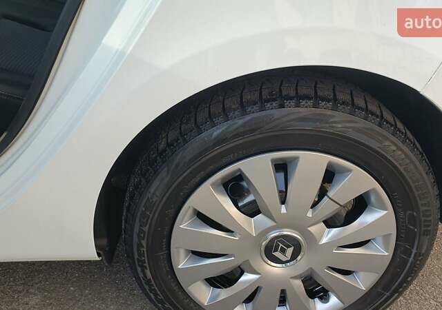 Білий Рено Кліо, об'ємом двигуна 1.46 л та пробігом 200 тис. км за 4500 $, фото 8 на Automoto.ua