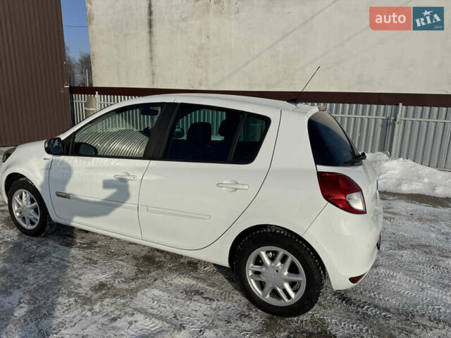 Белый Рено Клио, объемом двигателя 1.2 л и пробегом 199 тыс. км за 5977 $, фото 4 на Automoto.ua