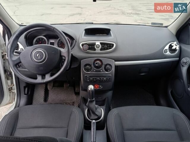 Белый Рено Клио, объемом двигателя 1.46 л и пробегом 190 тыс. км за 5300 $, фото 5 на Automoto.ua