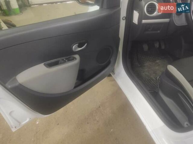 Білий Рено Кліо, об'ємом двигуна 1.46 л та пробігом 215 тис. км за 4950 $, фото 22 на Automoto.ua