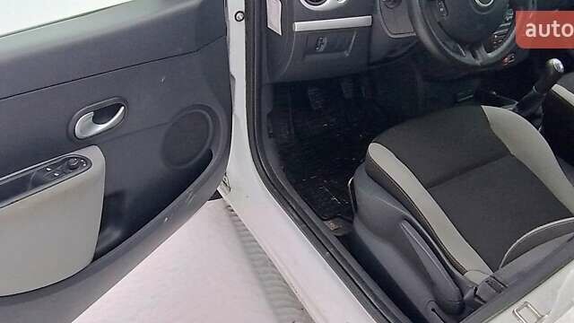 Білий Рено Кліо, об'ємом двигуна 1.46 л та пробігом 215 тис. км за 4600 $, фото 19 на Automoto.ua