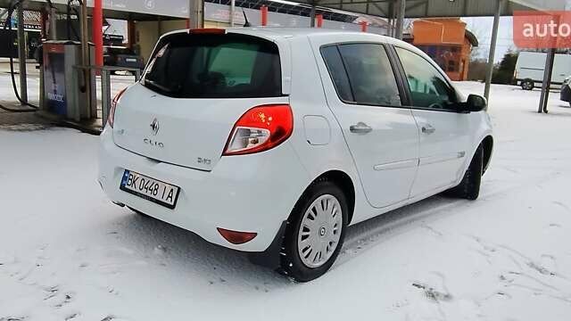 Білий Рено Кліо, об'ємом двигуна 1.46 л та пробігом 215 тис. км за 4600 $, фото 14 на Automoto.ua