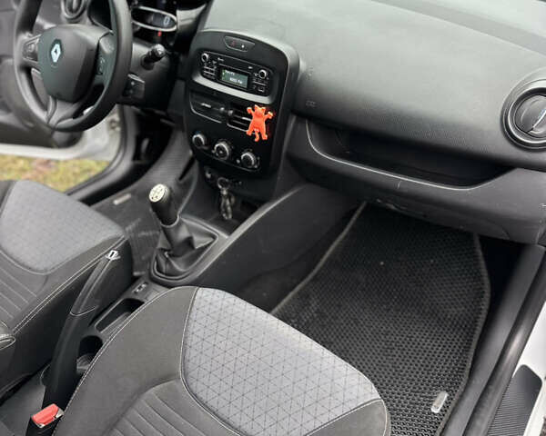 Білий Рено Кліо, об'ємом двигуна 1.46 л та пробігом 298 тис. км за 5999 $, фото 9 на Automoto.ua