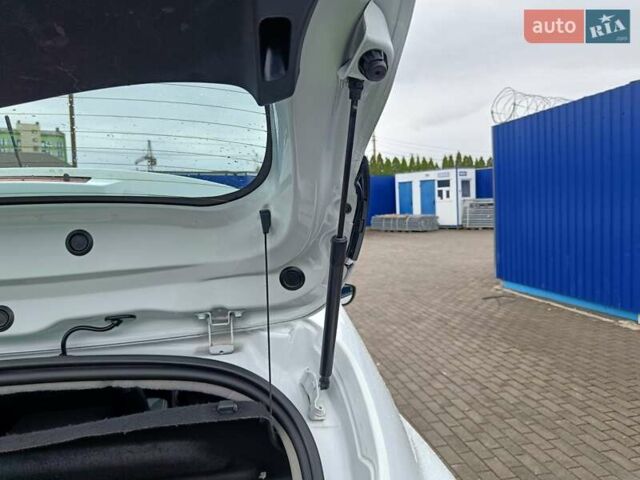 Белый Рено Клио, объемом двигателя 1.5 л и пробегом 235 тыс. км за 6300 $, фото 54 на Automoto.ua