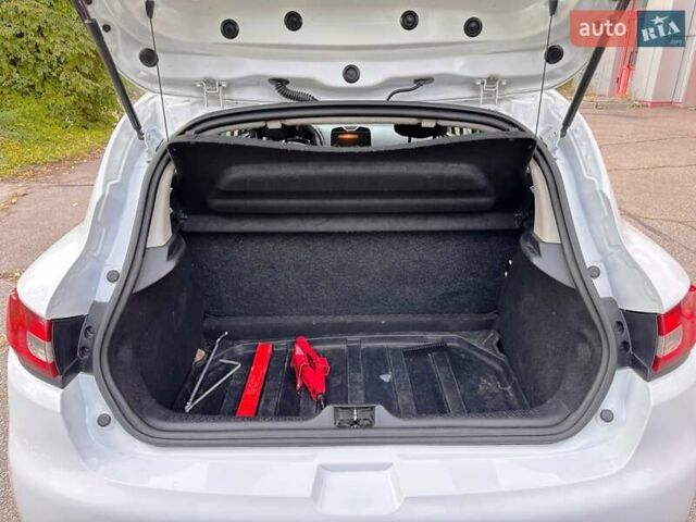Белый Рено Клио, объемом двигателя 1.5 л и пробегом 241 тыс. км за 7200 $, фото 19 на Automoto.ua