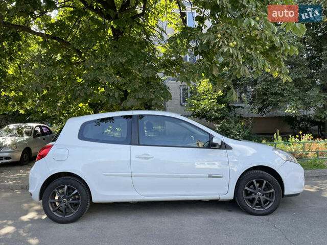 Белый Рено Клио, объемом двигателя 1.15 л и пробегом 162 тыс. км за 5000 $, фото 3 на Automoto.ua