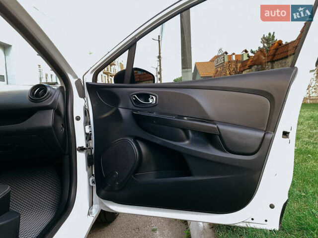 Білий Рено Кліо, об'ємом двигуна 1.46 л та пробігом 227 тис. км за 6800 $, фото 32 на Automoto.ua