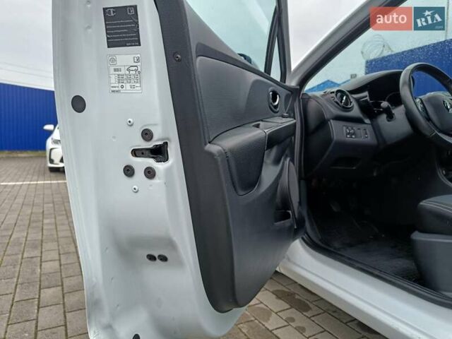 Белый Рено Клио, объемом двигателя 1.5 л и пробегом 235 тыс. км за 6300 $, фото 43 на Automoto.ua