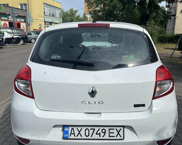 Белый Рено Клио, объемом двигателя 1.46 л и пробегом 303 тыс. км за 4000 $, фото 3 на Automoto.ua