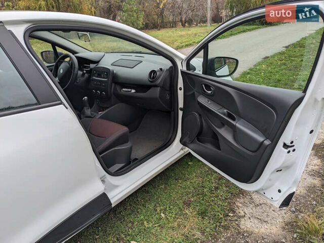 Белый Рено Клио, объемом двигателя 1.5 л и пробегом 214 тыс. км за 7297 $, фото 4 на Automoto.ua