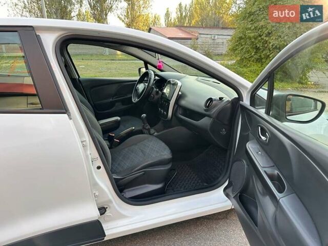 Рено Кліо 2013 у Запоріжжя на Automoto.ua Білий Рено Кліо, об'ємом двигуна 1.5 л та пробігом 241 тис. км за 7400 $, фото 32 на Automoto.ua