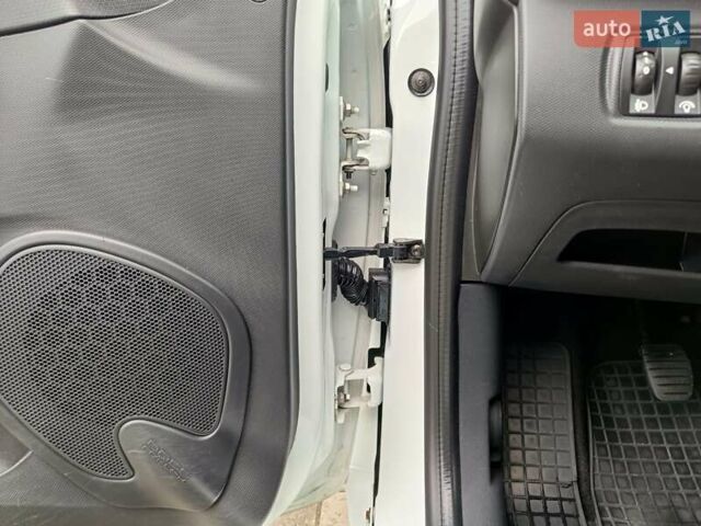 Белый Рено Клио, объемом двигателя 1.5 л и пробегом 235 тыс. км за 6300 $, фото 40 на Automoto.ua