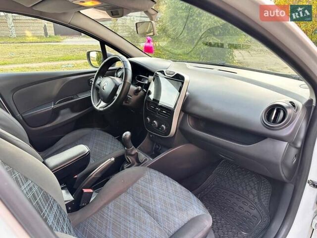 Рено Кліо 2013 у Запоріжжя на Automoto.ua Білий Рено Кліо, об'ємом двигуна 1.5 л та пробігом 241 тис. км за 7400 $, фото 34 на Automoto.ua