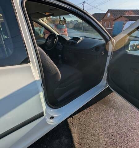 Білий Рено Кліо, об'ємом двигуна 1.5 л та пробігом 198 тис. км за 5300 $, фото 1 на Automoto.ua