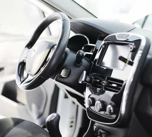 Белый Рено Клио, объемом двигателя 1.46 л и пробегом 301 тыс. км за 6600 $, фото 21 на Automoto.ua