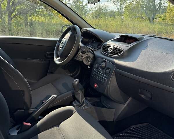 Білий Рено Кліо, об'ємом двигуна 1.15 л та пробігом 190 тис. км за 6500 $, фото 8 на Automoto.ua