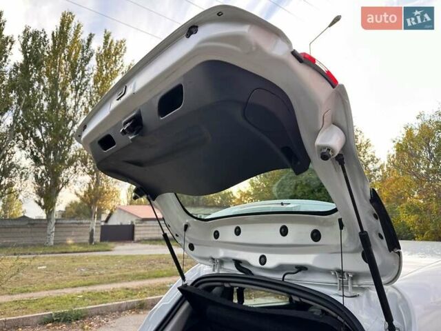 Белый Рено Клио, объемом двигателя 1.5 л и пробегом 241 тыс. км за 7200 $, фото 20 на Automoto.ua