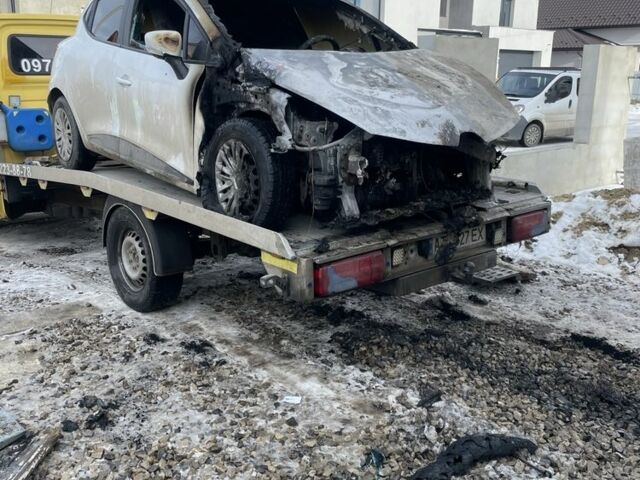 Белый Рено Клио, объемом двигателя 1.5 л и пробегом 230 тыс. км за 1100 $, фото 1 на Automoto.ua