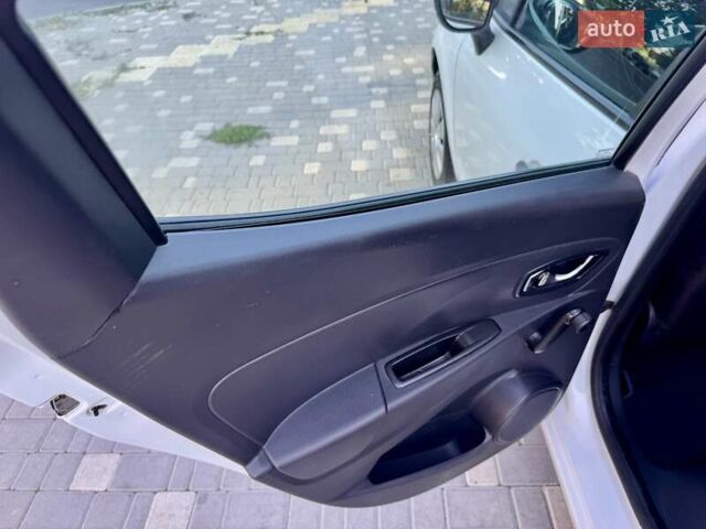 Белый Рено Клио, объемом двигателя 1.5 л и пробегом 219 тыс. км за 5999 $, фото 54 на Automoto.ua