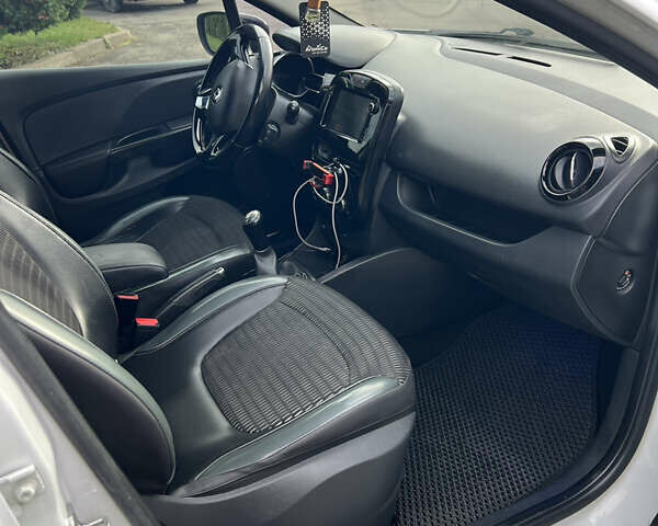 Білий Рено Кліо, об'ємом двигуна 1.46 л та пробігом 220 тис. км за 7000 $, фото 22 на Automoto.ua