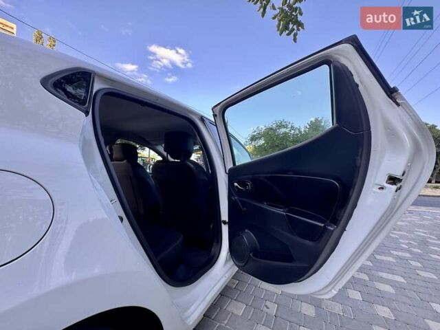 Белый Рено Клио, объемом двигателя 1.5 л и пробегом 219 тыс. км за 5999 $, фото 56 на Automoto.ua