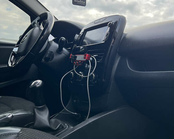 Білий Рено Кліо, об'ємом двигуна 1.46 л та пробігом 220 тис. км за 7000 $, фото 19 на Automoto.ua