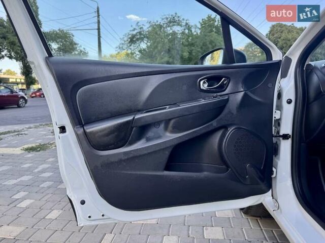 Белый Рено Клио, объемом двигателя 1.5 л и пробегом 219 тыс. км за 5999 $, фото 29 на Automoto.ua