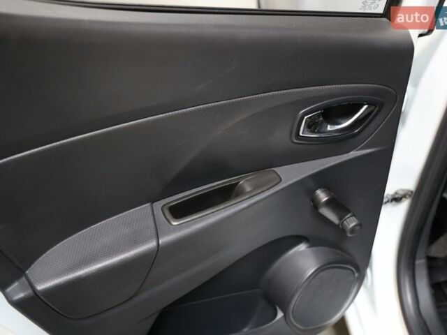 Белый Рено Клио, объемом двигателя 1.5 л и пробегом 233 тыс. км за 9200 $, фото 27 на Automoto.ua