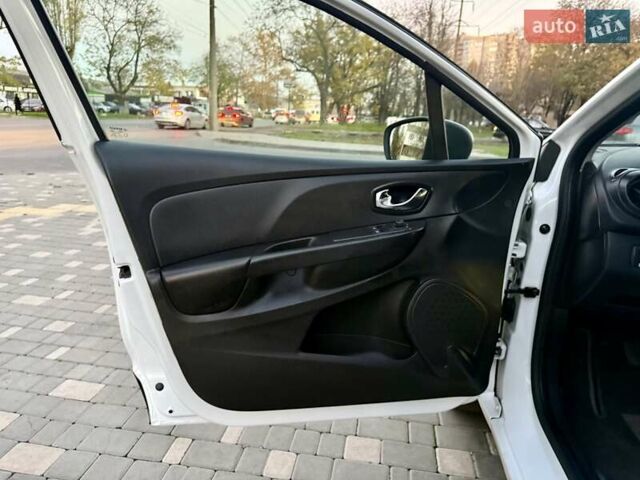 Белый Рено Клио, объемом двигателя 1.5 л и пробегом 220 тыс. км за 5999 $, фото 20 на Automoto.ua