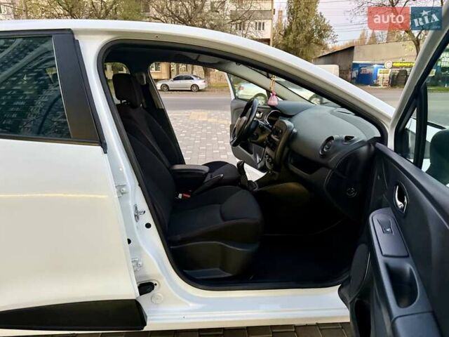 Белый Рено Клио, объемом двигателя 1.5 л и пробегом 220 тыс. км за 5999 $, фото 49 на Automoto.ua