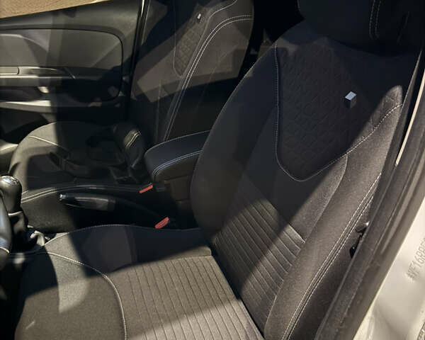 Белый Рено Клио, объемом двигателя 1.5 л и пробегом 135 тыс. км за 7700 $, фото 7 на Automoto.ua