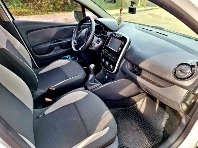 Белый Рено Клио, объемом двигателя 0 л и пробегом 231 тыс. км за 6500 $, фото 5 на Automoto.ua