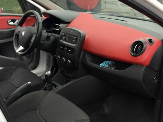 Белый Рено Клио, объемом двигателя 1.5 л и пробегом 180 тыс. км за 5200 $, фото 9 на Automoto.ua