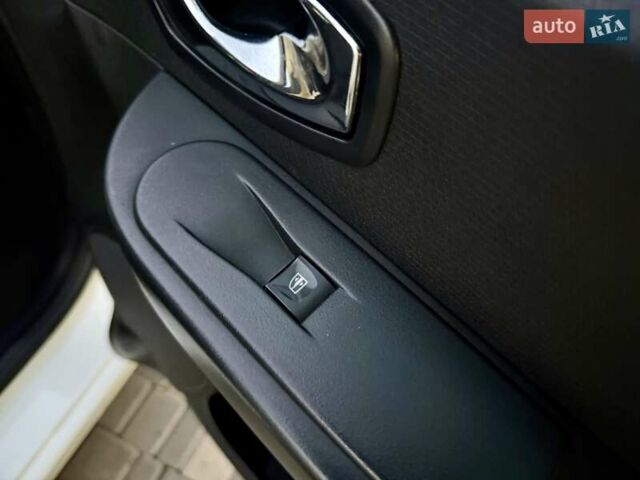 Белый Рено Клио, объемом двигателя 1.5 л и пробегом 220 тыс. км за 5999 $, фото 48 на Automoto.ua