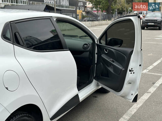 Белый Рено Клио, объемом двигателя 1.5 л и пробегом 303 тыс. км за 6900 $, фото 13 на Automoto.ua