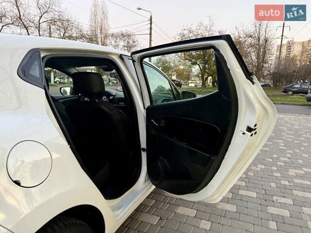 Белый Рено Клио, объемом двигателя 1.5 л и пробегом 220 тыс. км за 5999 $, фото 56 на Automoto.ua