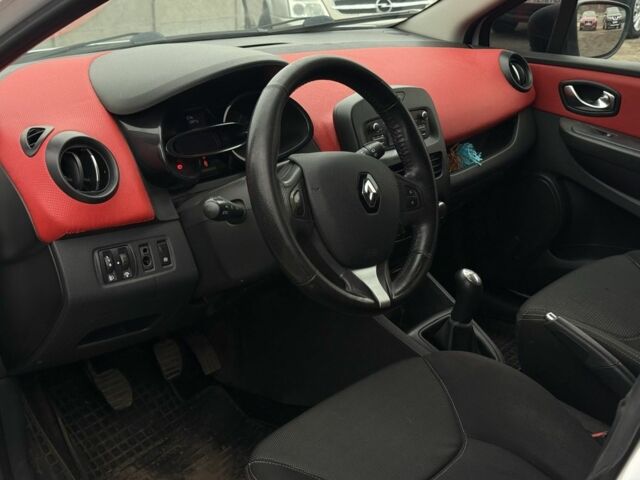 Белый Рено Клио, объемом двигателя 1.5 л и пробегом 180 тыс. км за 5200 $, фото 5 на Automoto.ua