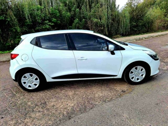 Белый Рено Клио, объемом двигателя 0 л и пробегом 231 тыс. км за 6500 $, фото 1 на Automoto.ua