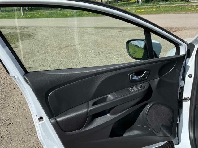 Белый Рено Клио, объемом двигателя 1.5 л и пробегом 220 тыс. км за 8000 $, фото 14 на Automoto.ua