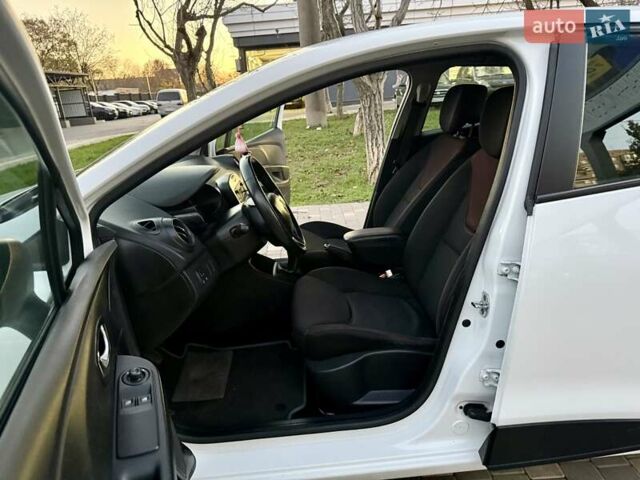 Белый Рено Клио, объемом двигателя 1.5 л и пробегом 220 тыс. км за 5999 $, фото 40 на Automoto.ua