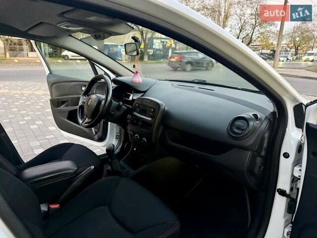 Белый Рено Клио, объемом двигателя 1.5 л и пробегом 220 тыс. км за 5999 $, фото 51 на Automoto.ua